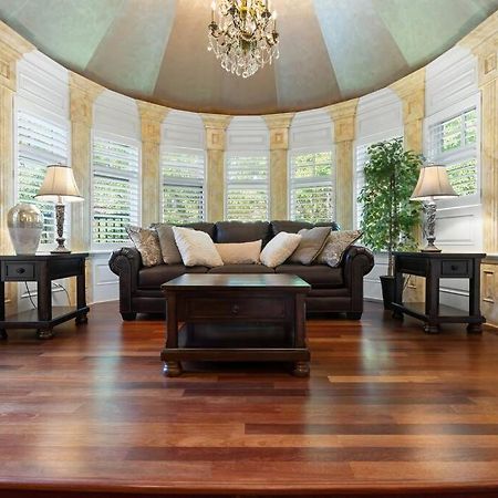 French Chateau W/Swim Spa & Theatre: 11,700 Sqft 卡加利 外观 照片