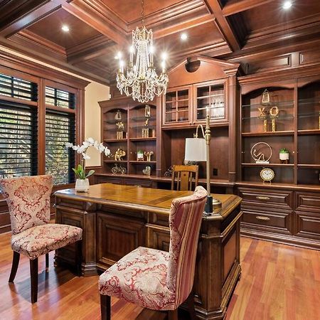 French Chateau W/Swim Spa & Theatre: 11,700 Sqft 卡加利 外观 照片