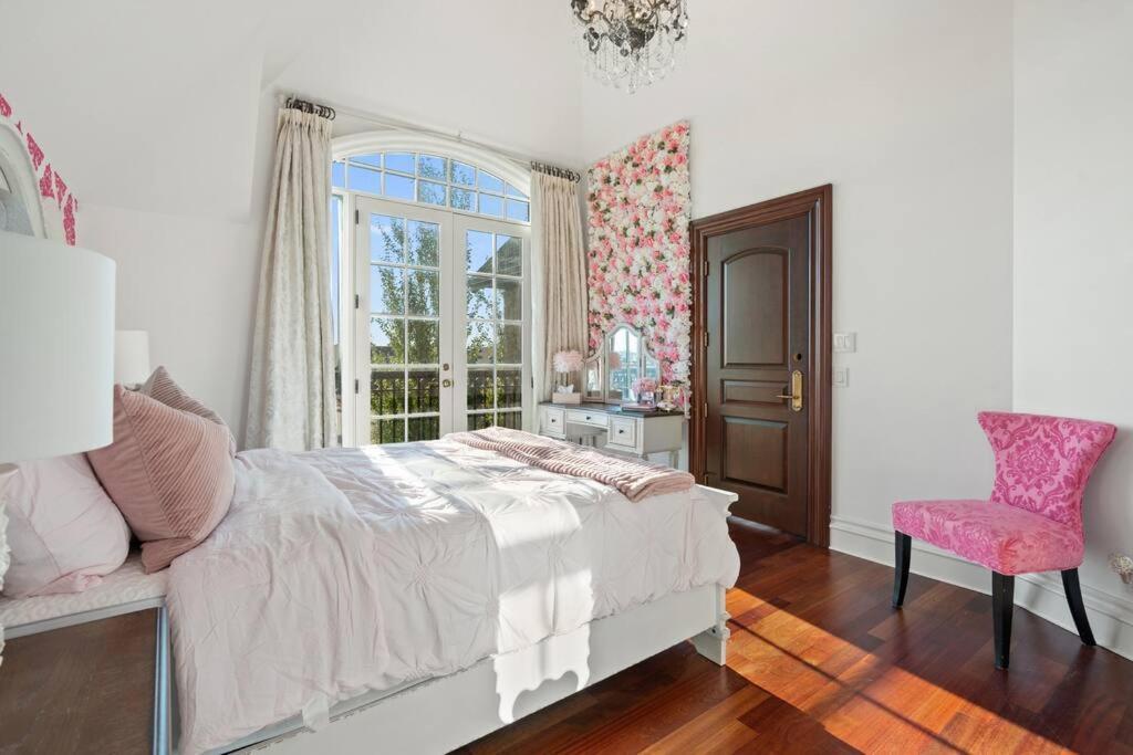 French Chateau W/Swim Spa & Theatre: 11,700 Sqft 卡加利 外观 照片