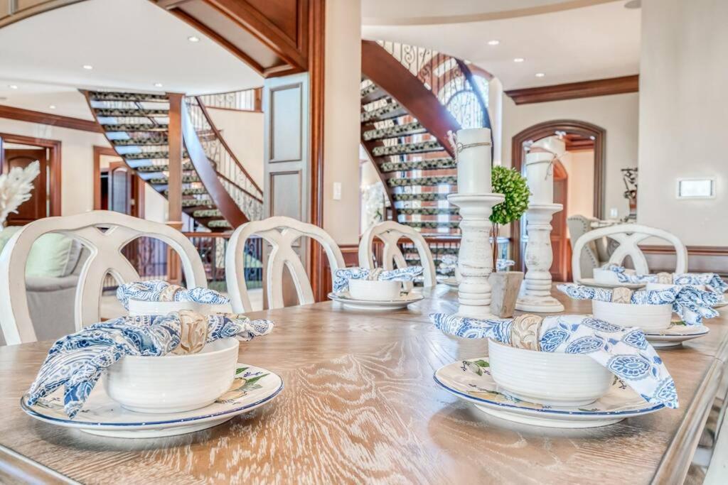 French Chateau W/Swim Spa & Theatre: 11,700 Sqft 卡加利 外观 照片