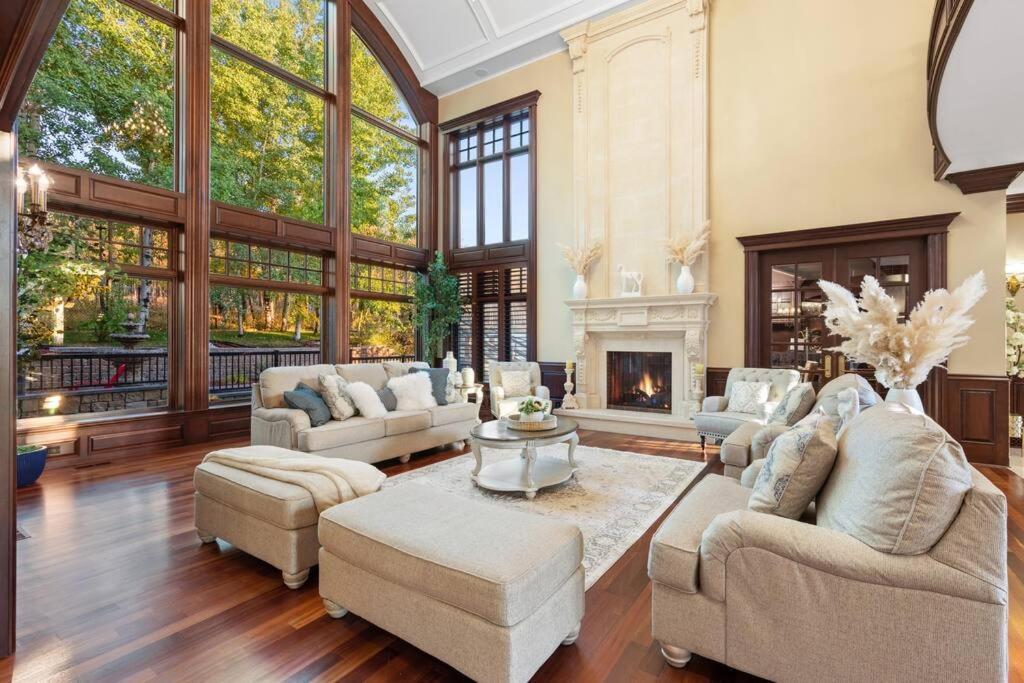 French Chateau W/Swim Spa & Theatre: 11,700 Sqft 卡加利 外观 照片