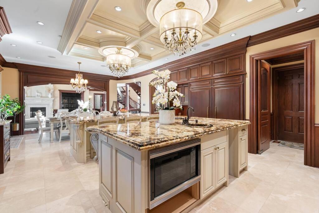 French Chateau W/Swim Spa & Theatre: 11,700 Sqft 卡加利 外观 照片