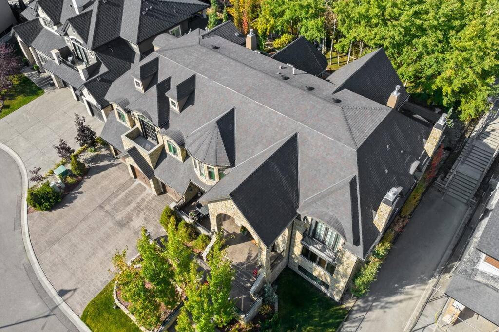 French Chateau W/Swim Spa & Theatre: 11,700 Sqft 卡加利 外观 照片