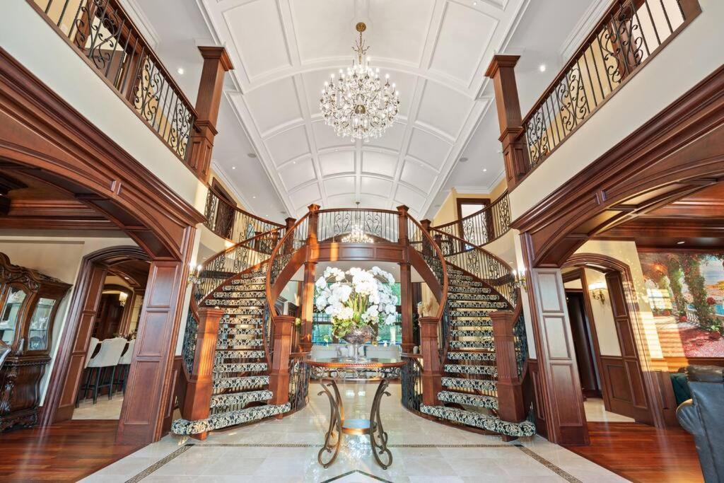 French Chateau W/Swim Spa & Theatre: 11,700 Sqft 卡加利 外观 照片