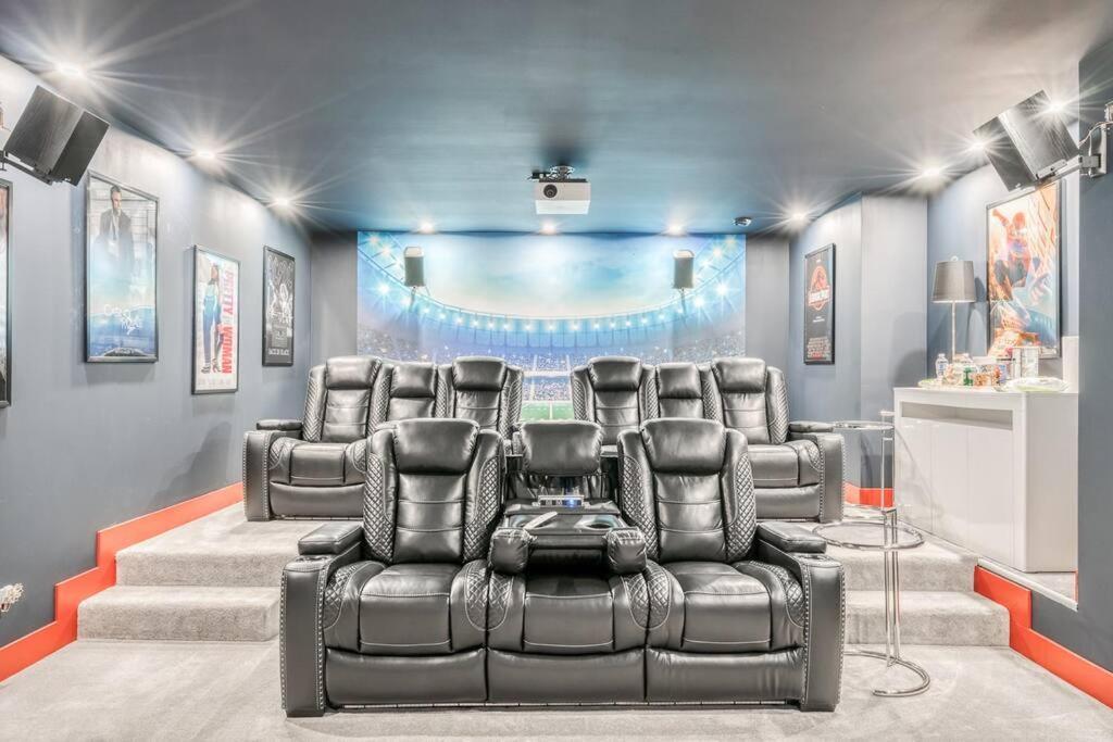 French Chateau W/Swim Spa & Theatre: 11,700 Sqft 卡加利 外观 照片
