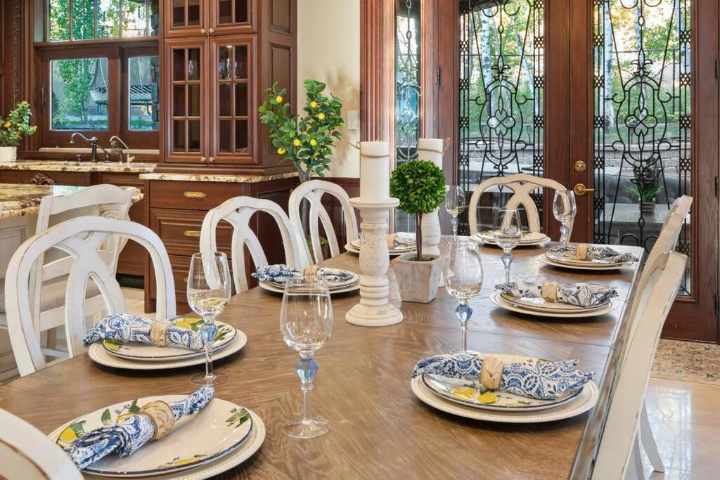 French Chateau W/Swim Spa & Theatre: 11,700 Sqft 卡加利 外观 照片