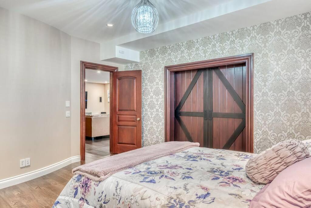 French Chateau W/Swim Spa & Theatre: 11,700 Sqft 卡加利 外观 照片