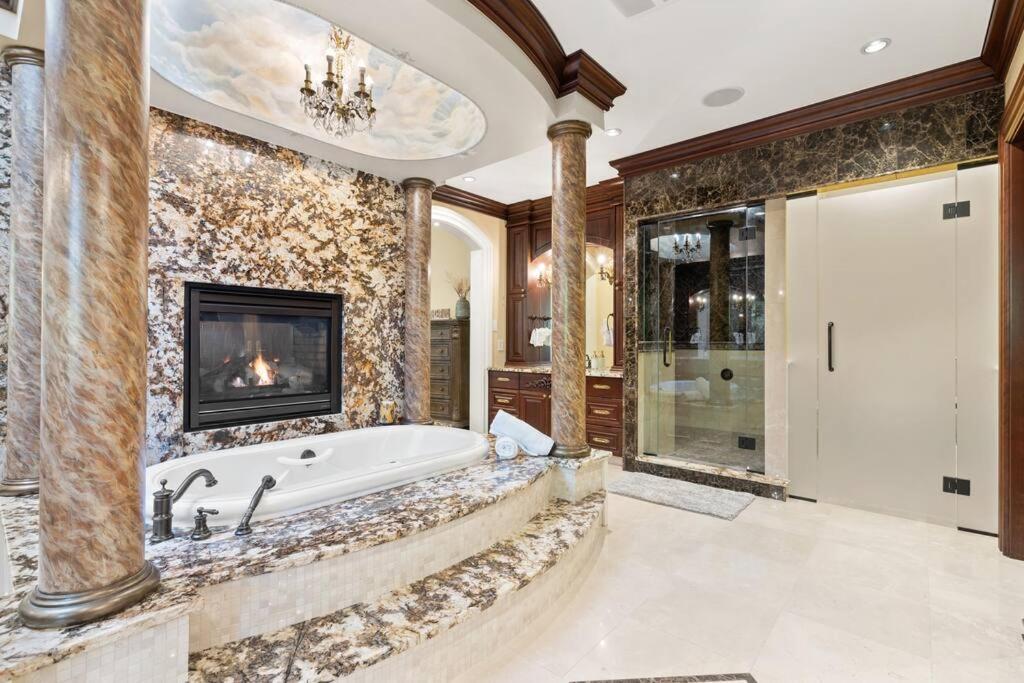 French Chateau W/Swim Spa & Theatre: 11,700 Sqft 卡加利 外观 照片
