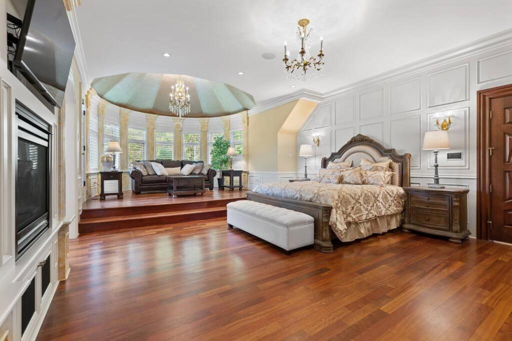French Chateau W/Swim Spa & Theatre: 11,700 Sqft 卡加利 外观 照片