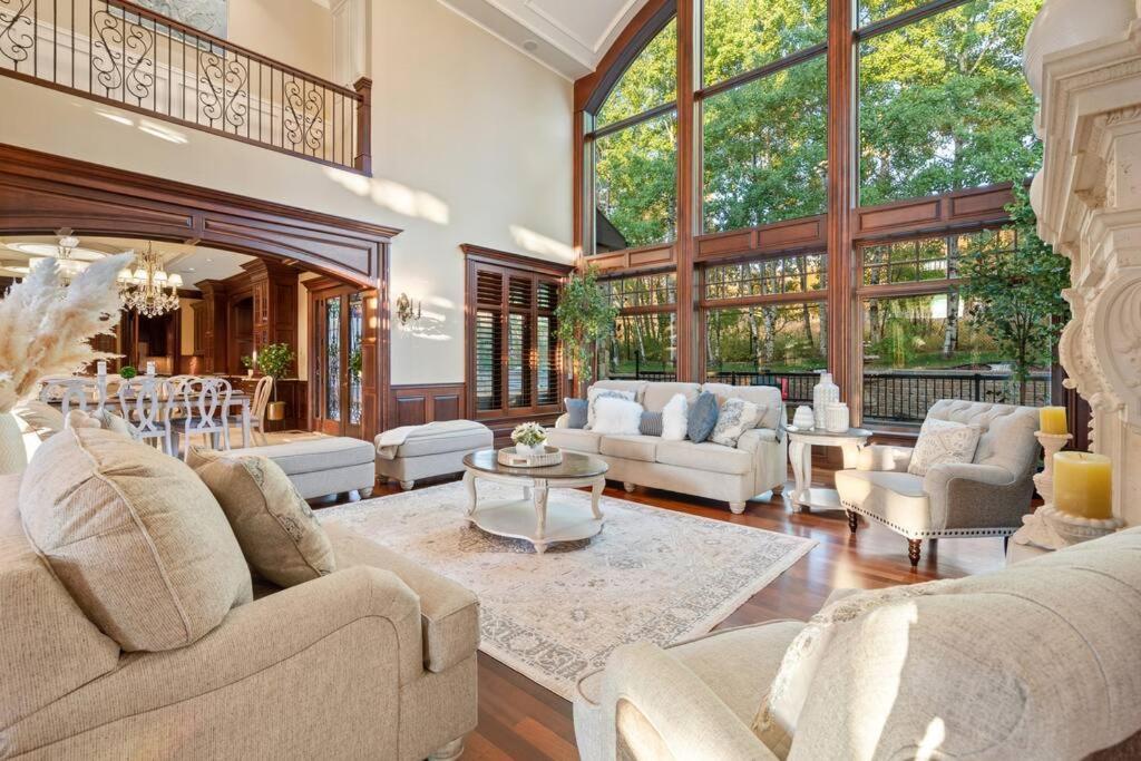 French Chateau W/Swim Spa & Theatre: 11,700 Sqft 卡加利 外观 照片
