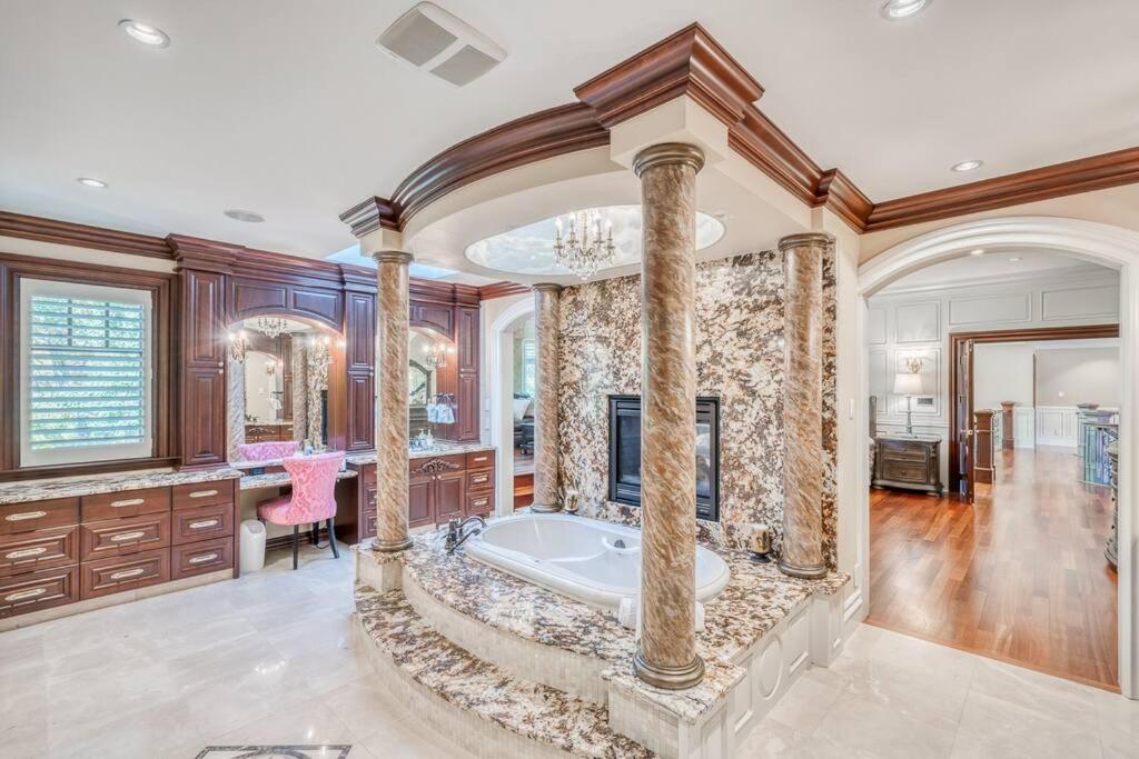 French Chateau W/Swim Spa & Theatre: 11,700 Sqft 卡加利 外观 照片