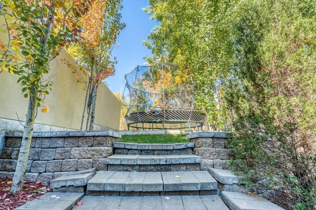 French Chateau W/Swim Spa & Theatre: 11,700 Sqft 卡加利 外观 照片