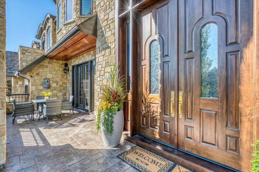 French Chateau W/Swim Spa & Theatre: 11,700 Sqft 卡加利 外观 照片