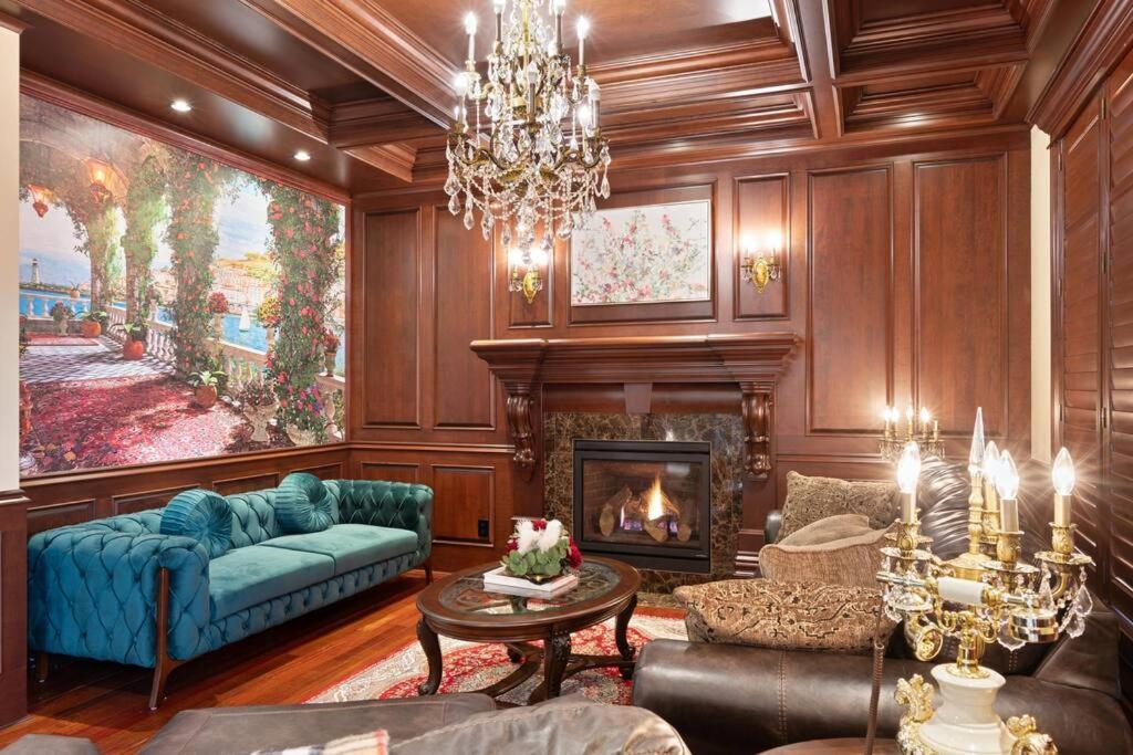 French Chateau W/Swim Spa & Theatre: 11,700 Sqft 卡加利 外观 照片