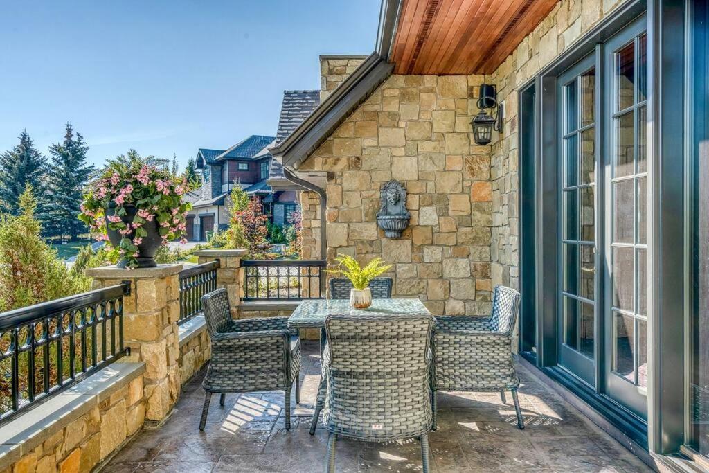 French Chateau W/Swim Spa & Theatre: 11,700 Sqft 卡加利 外观 照片