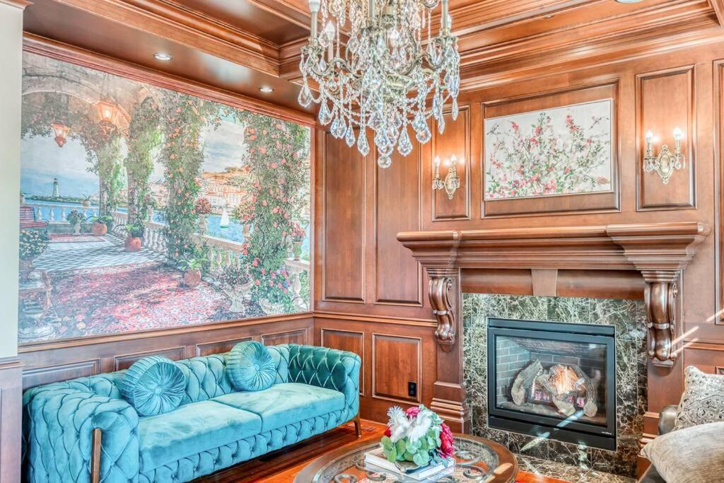 French Chateau W/Swim Spa & Theatre: 11,700 Sqft 卡加利 外观 照片