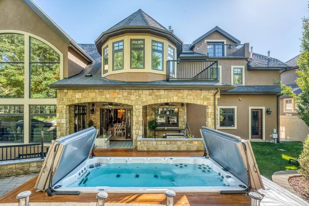 French Chateau W/Swim Spa & Theatre: 11,700 Sqft 卡加利 外观 照片
