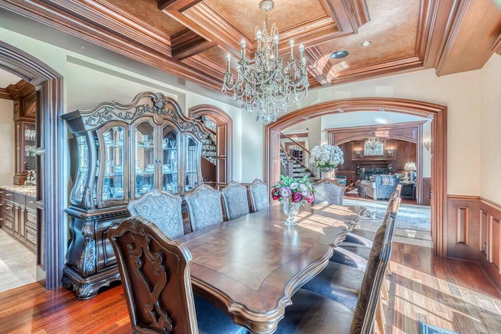 French Chateau W/Swim Spa & Theatre: 11,700 Sqft 卡加利 外观 照片