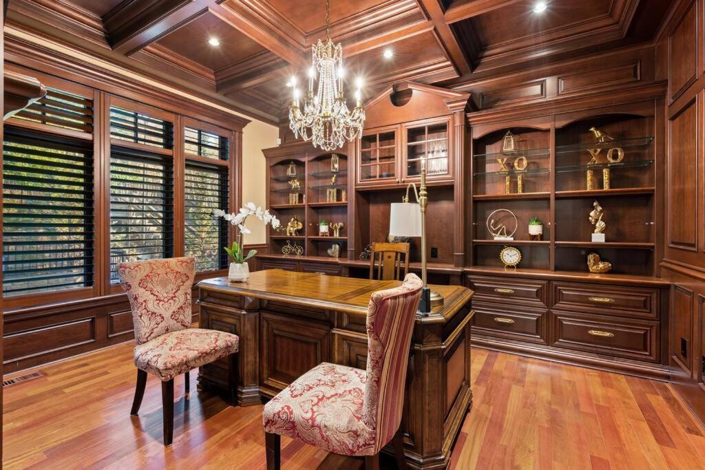 French Chateau W/Swim Spa & Theatre: 11,700 Sqft 卡加利 外观 照片
