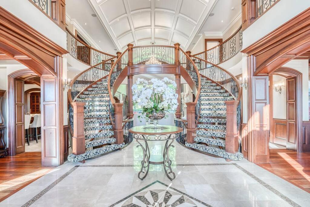 French Chateau W/Swim Spa & Theatre: 11,700 Sqft 卡加利 外观 照片