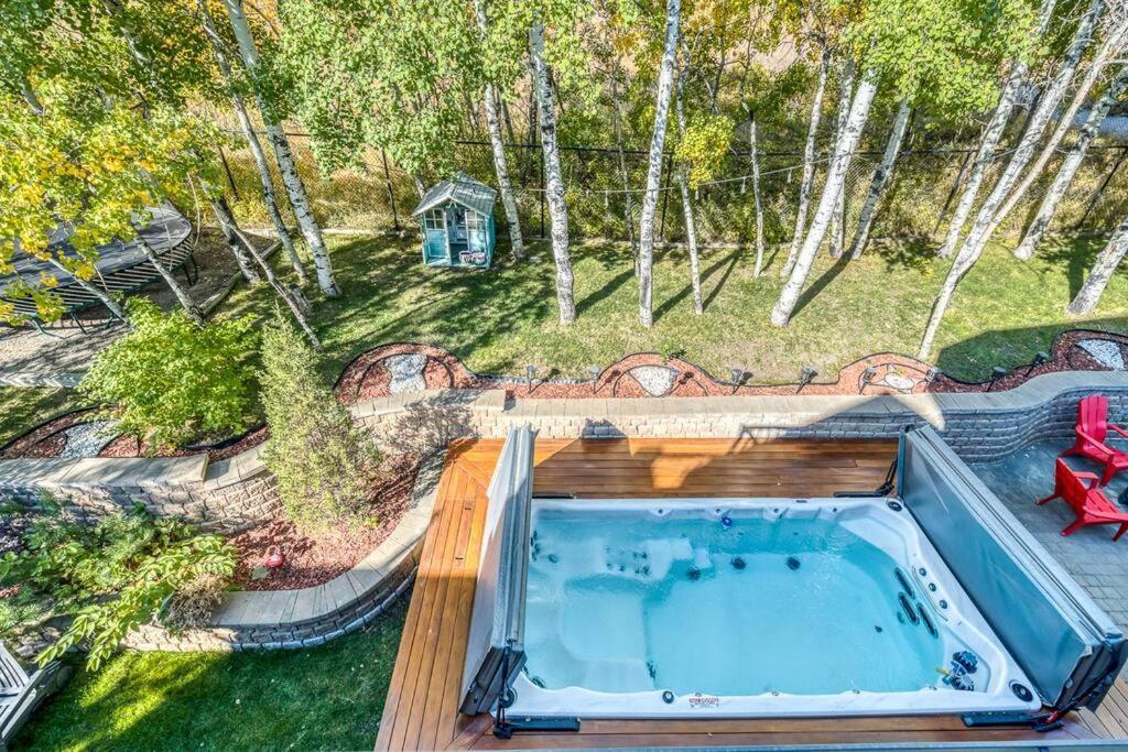 French Chateau W/Swim Spa & Theatre: 11,700 Sqft 卡加利 外观 照片